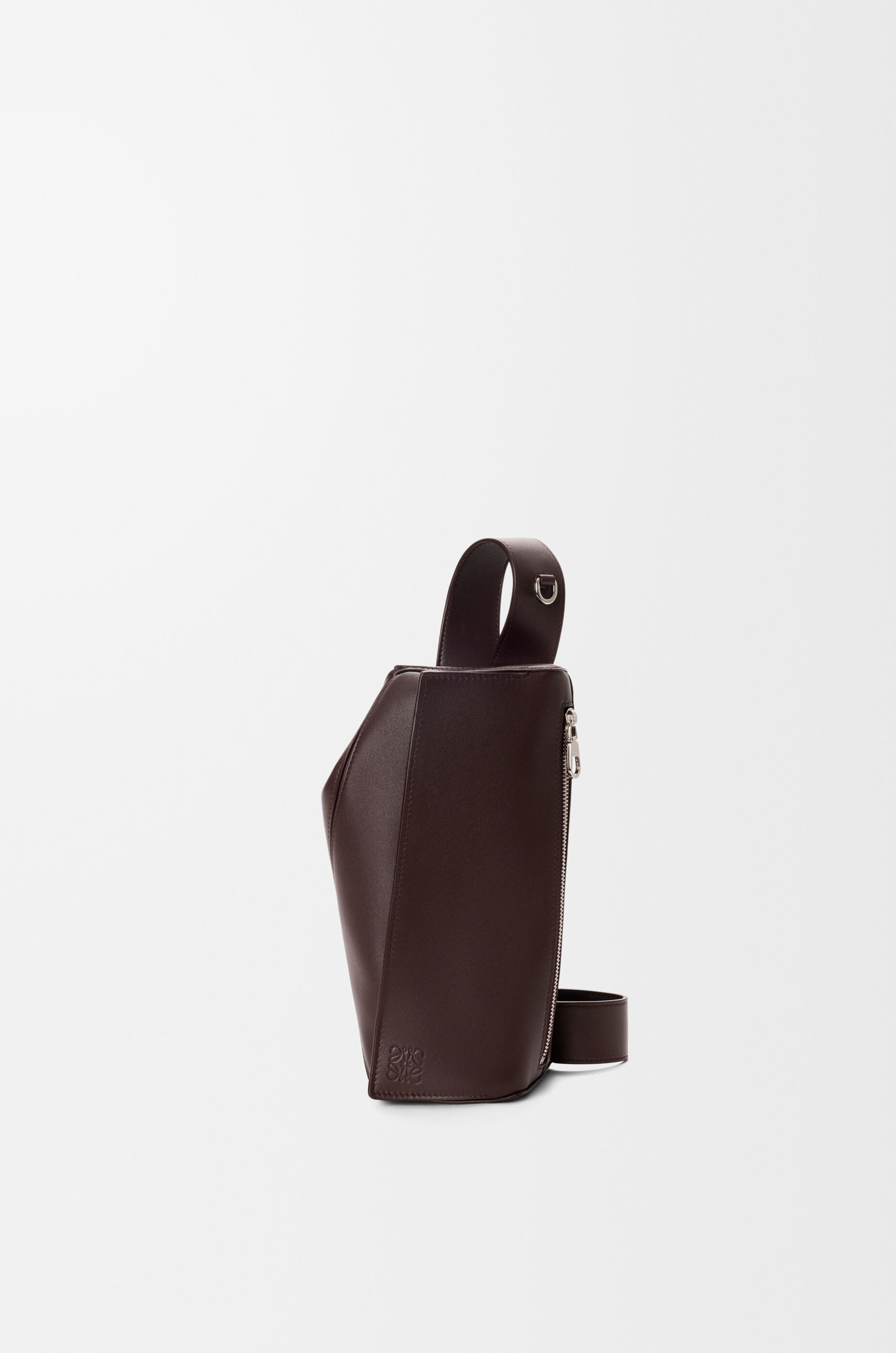 LOEWEのボディバッグ