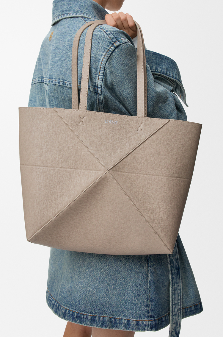 LOEWE Bolso Puzzle Fold tote horizontal mediano en piel de ternera graneada Arcilla