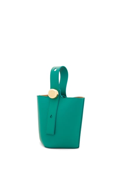 LOEWE Mini Pebble Bucket Bag aus weichem Kalbsleder Smaragdgrün plp_rd