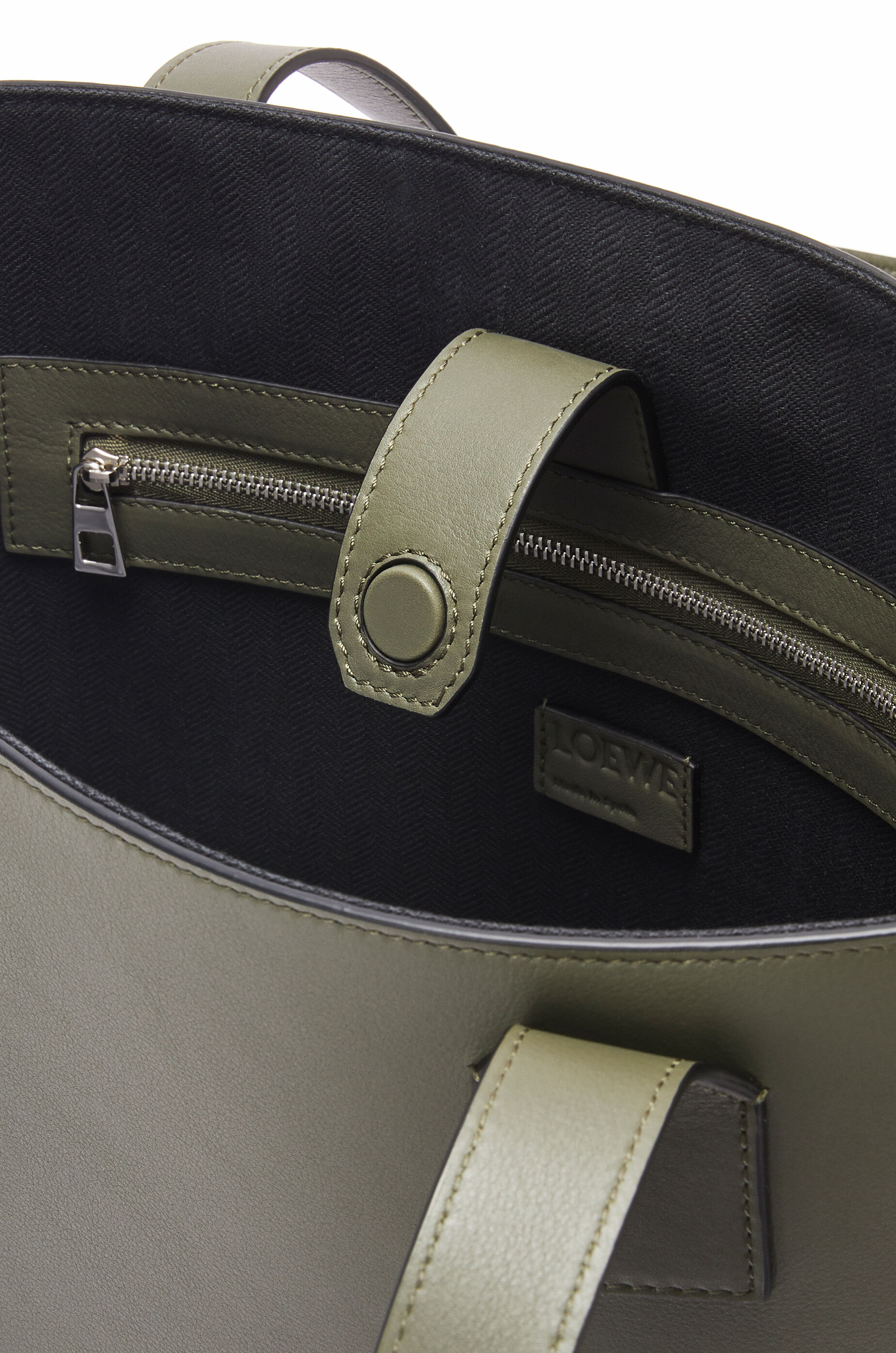 バックル ホリゾンタル トート (クラシックカーフ) カーキグリーン - LOEWE