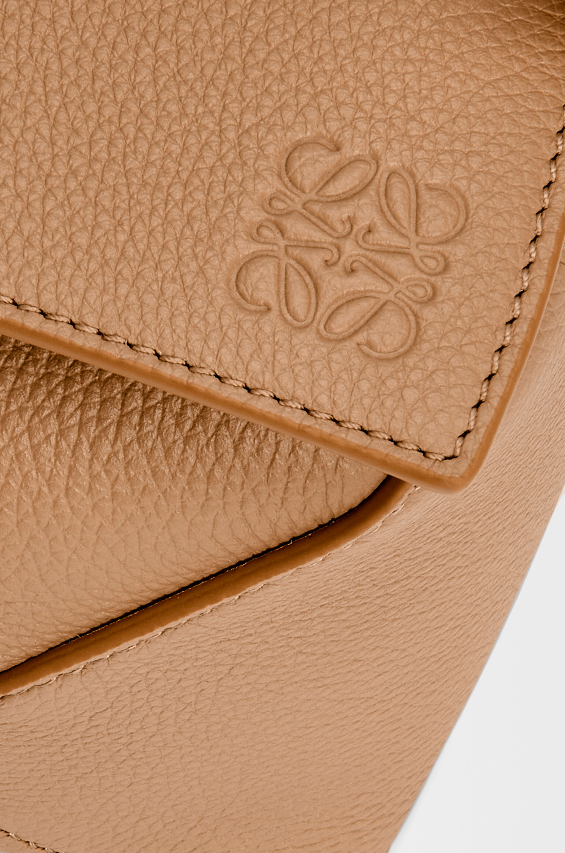 パズルバッグ スモール（ソフトグレインカーフ） ブラウン - LOEWE