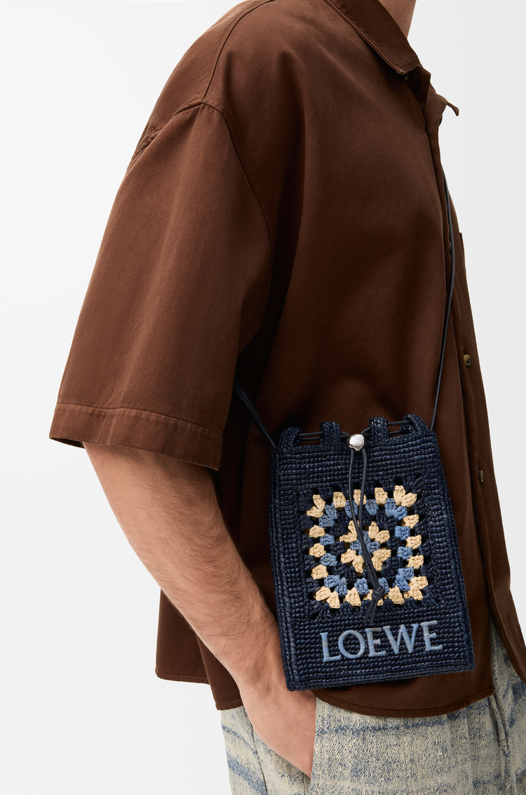 LOEWE Drawstring pocket en cuir de veau classique et raphia Plâtre/Noir