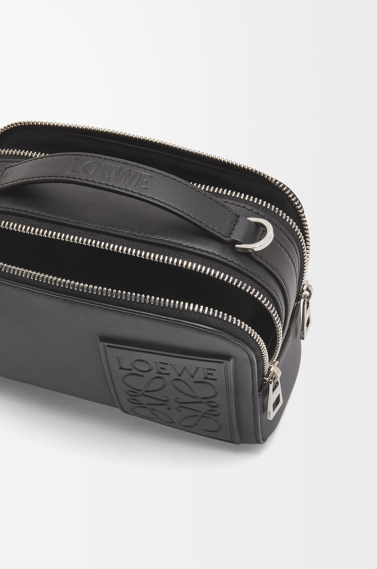 LOEWE 迷你缎面牛皮革相机斜挎包 黑色