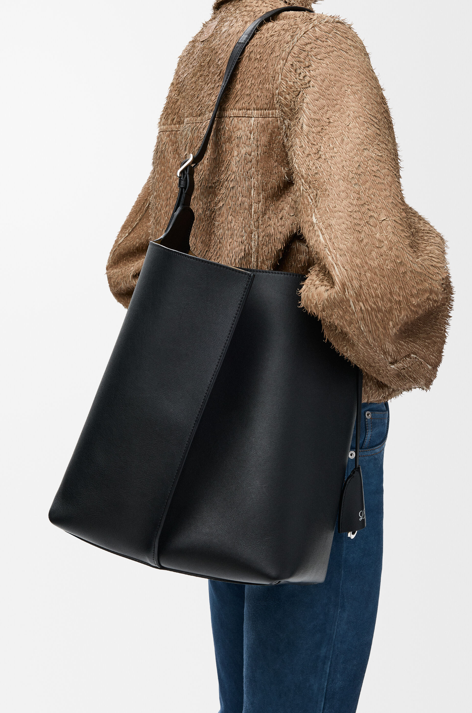 Large Bilbao bucket in smooth calfskin Black - LOEWE USA Official Large Bilbao bucket in smooth calfskin Black - LOEWE USA Official