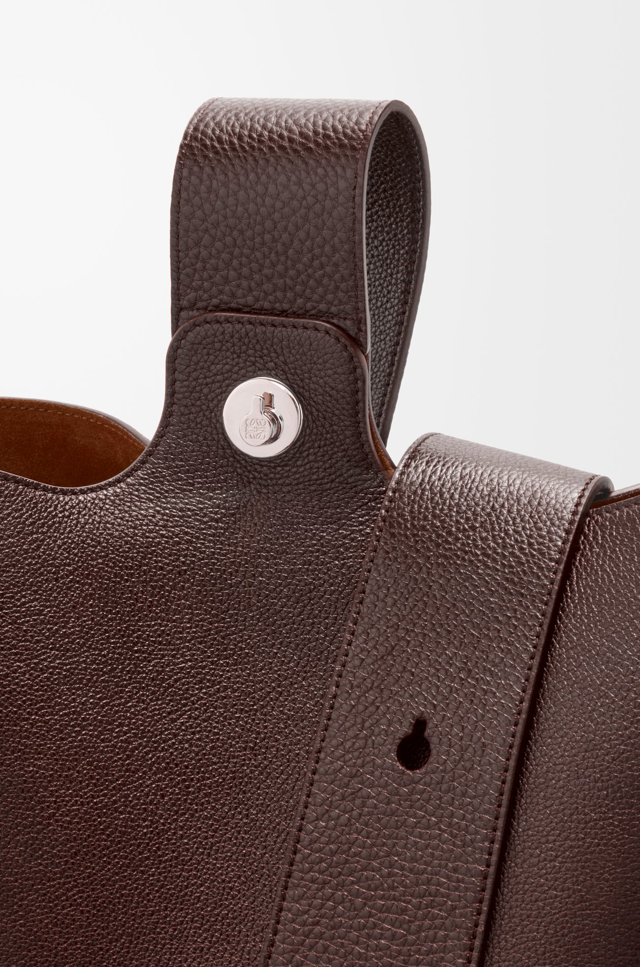 LOEWE 大号柔软粒面牛皮革 Pebble Bucket 水桶手袋 牛血色 plp_rd