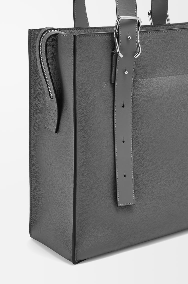 LOEWE Buckle Zip Tote Bag aus weichem, genarbtem Kalbsleder Anthrazit