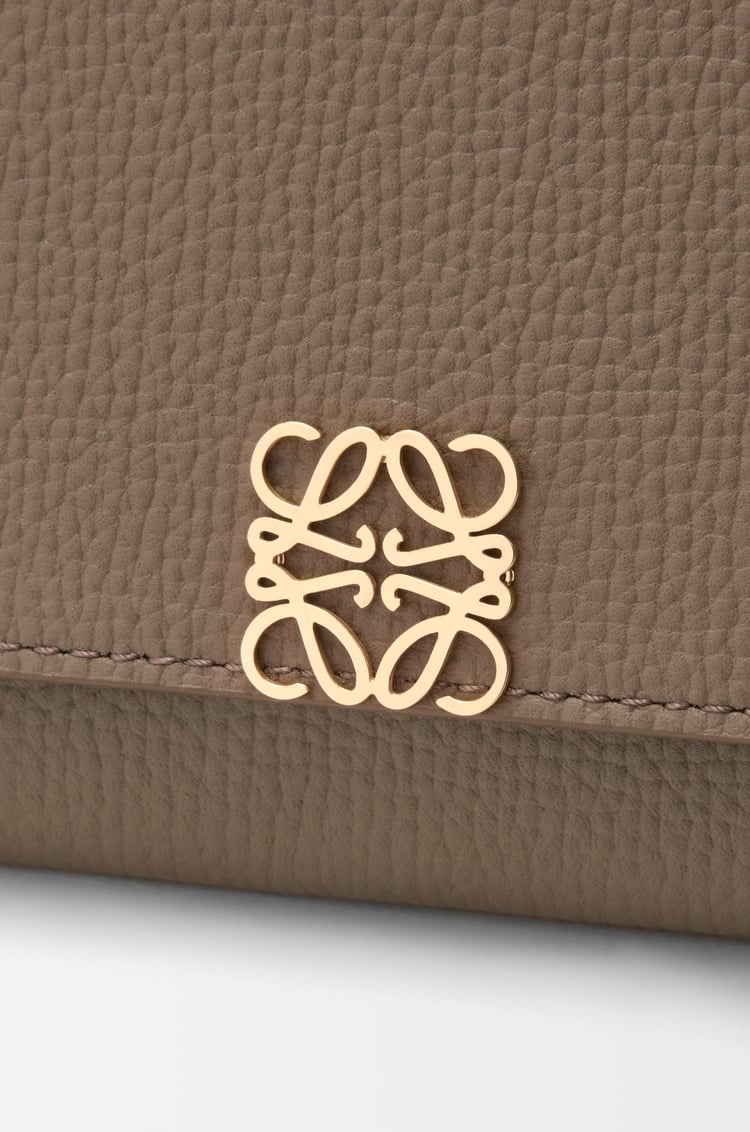 LOEWE 애너그램 컨티넨탈 지갑 - 페블 그레인 카프스킨 토프