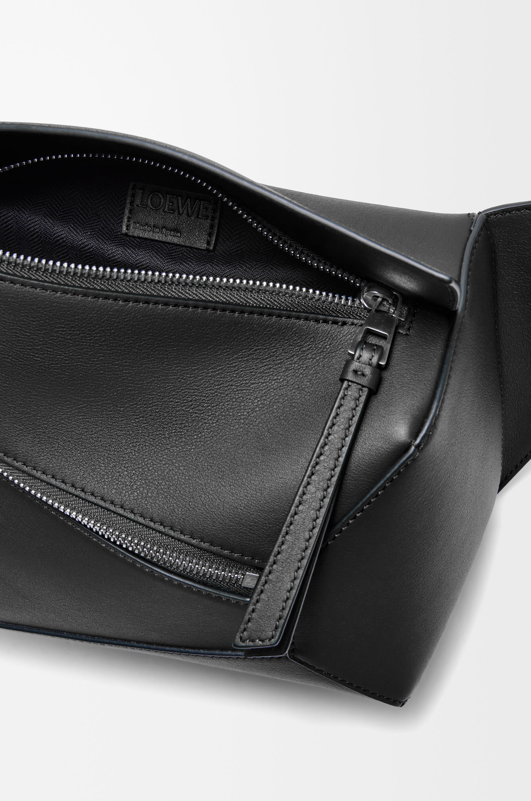 パズル バムバッグ スモール（クラシックカーフ） ブラック - LOEWE