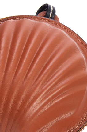 LOEWE Mini Shell Pouch en piel de ternera clásica Bronceado plp_rd