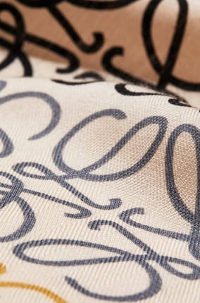 LOEWE Bufanda en lana y cashmere con estampado de anagramas Multicolor/Blanco plp_rd