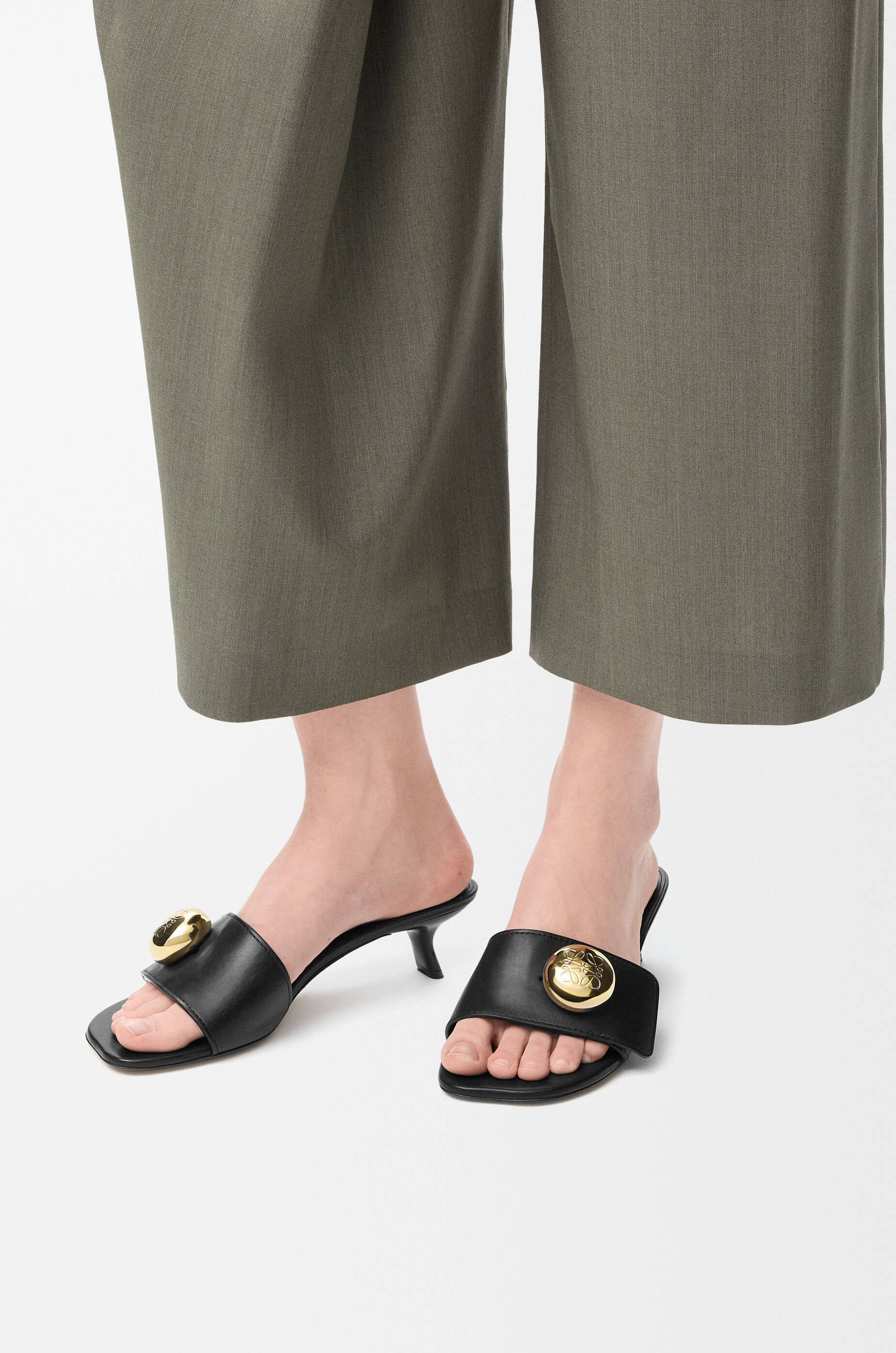 Pebble slide in soft calfskin Black - LOEWE