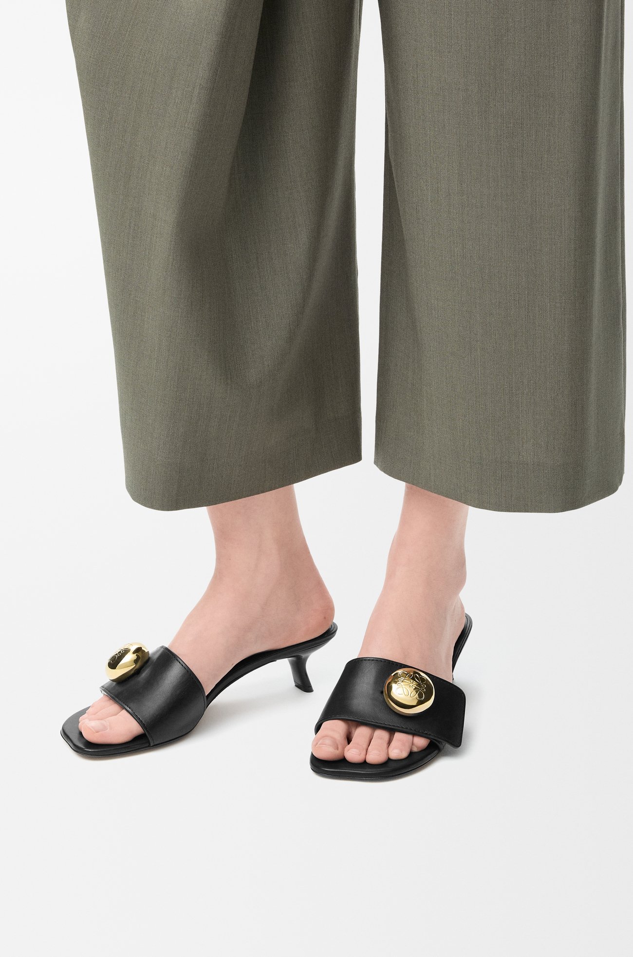 LOEWE Pebble slide in soft calfskin Black