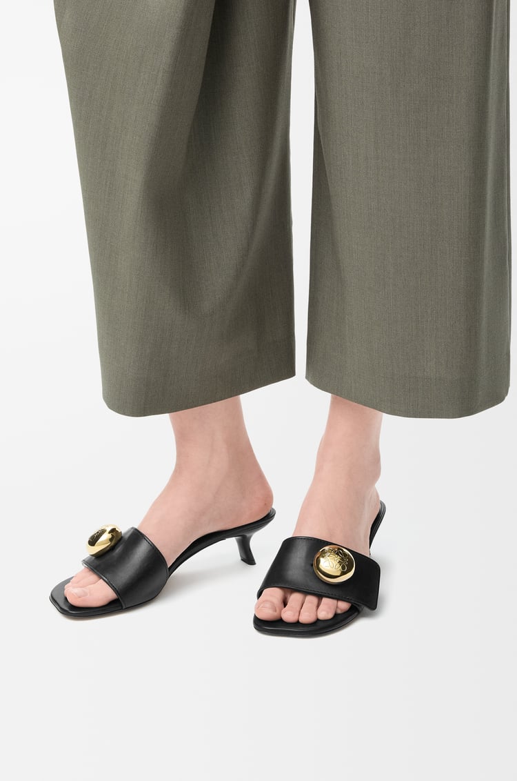 LOEWE Pebble 柔軟小牛皮涼鞋 黑色