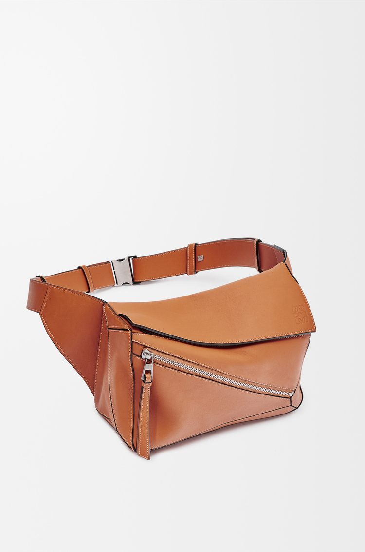 LOEWE Riñonera Puzzle pequeña en piel de ternera Marrón Claro