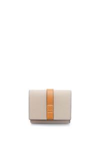 LOEWE Trifold wallet in soft grained calfskin 淺燕麥色/蜂蜜色