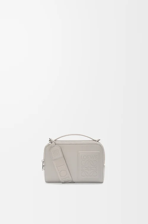 LOEWE Mini Camera crossbody en cuir de veau satiné Gris Coquillage
