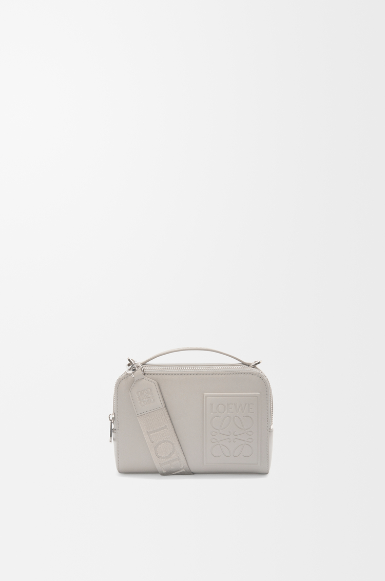 LOEWE クロスボディ カメラバッグ ミニ（サテンカーフ） シェルグレー