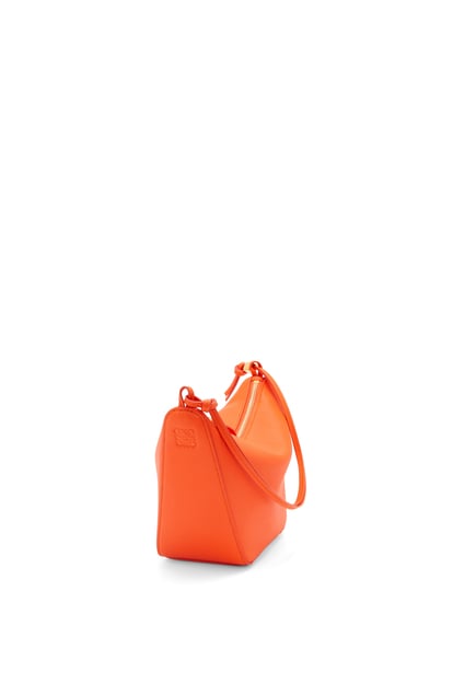 LOEWE Mini Hammock Hobo bag in classic calfskin 艷橘色 plp_rd
