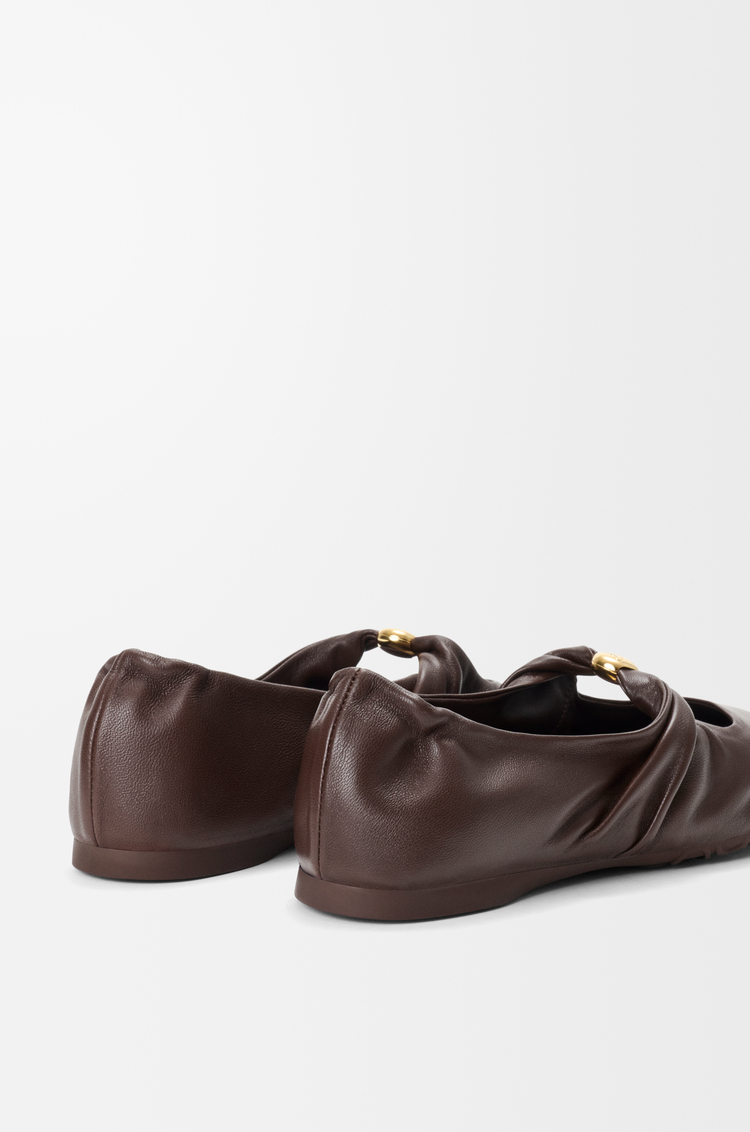 LOEWE Bailarina Pebble Soft en piel napa de cordero Brownie