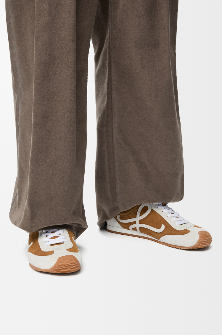 LOEWE Sneakers Ballet Runner 2.0 en cuir velours et peau lainée Tan/Blanc