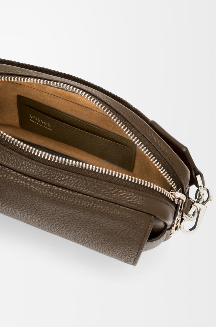 LOEWE Bolso Pebble messenger pequeño en piel de ternera graneada Tundra