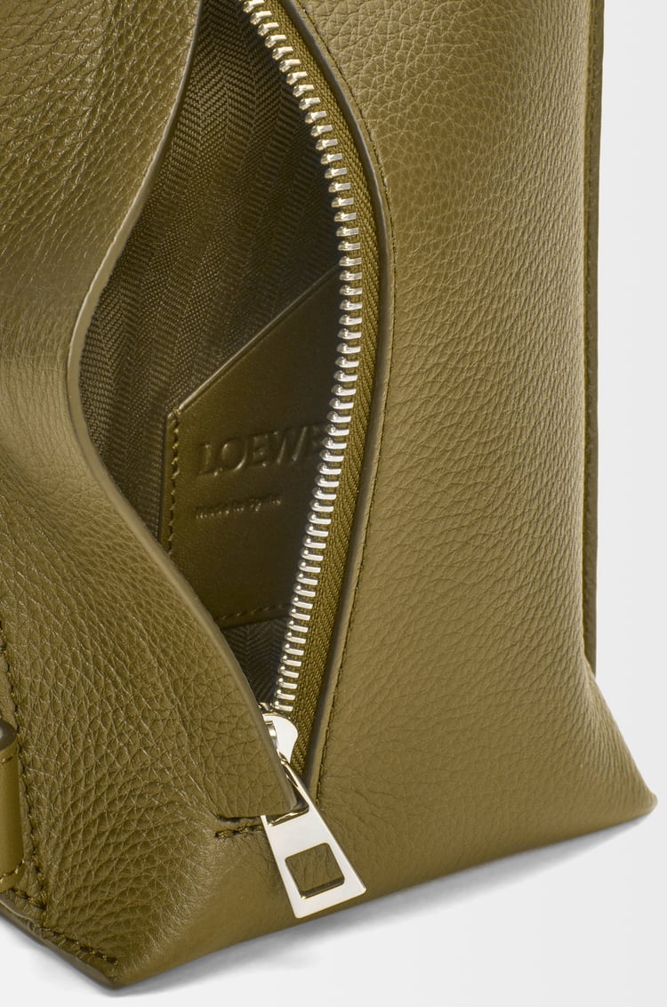 LOEWE 柔软粒面牛皮革竖款 T Pocket 小袋 橄榄绿