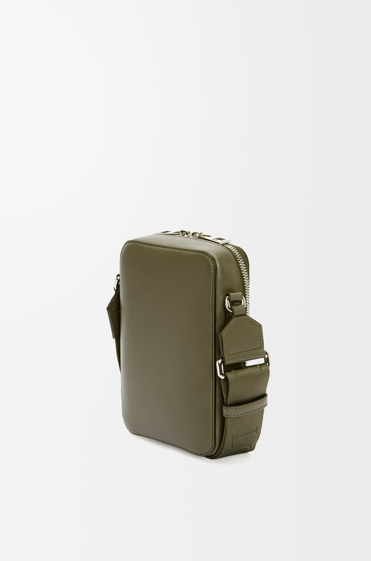 LOEWE Vertical crossbody pocket en piel de ternera Verde Caqui