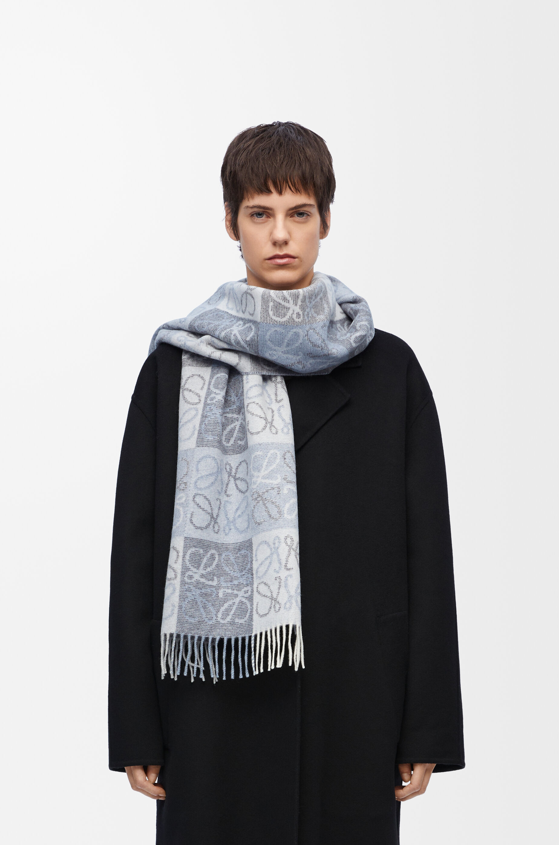 注目ブランド チェッカーボード スカーフ（ウール＆カシミヤ） ブルー - LOEWE 小物