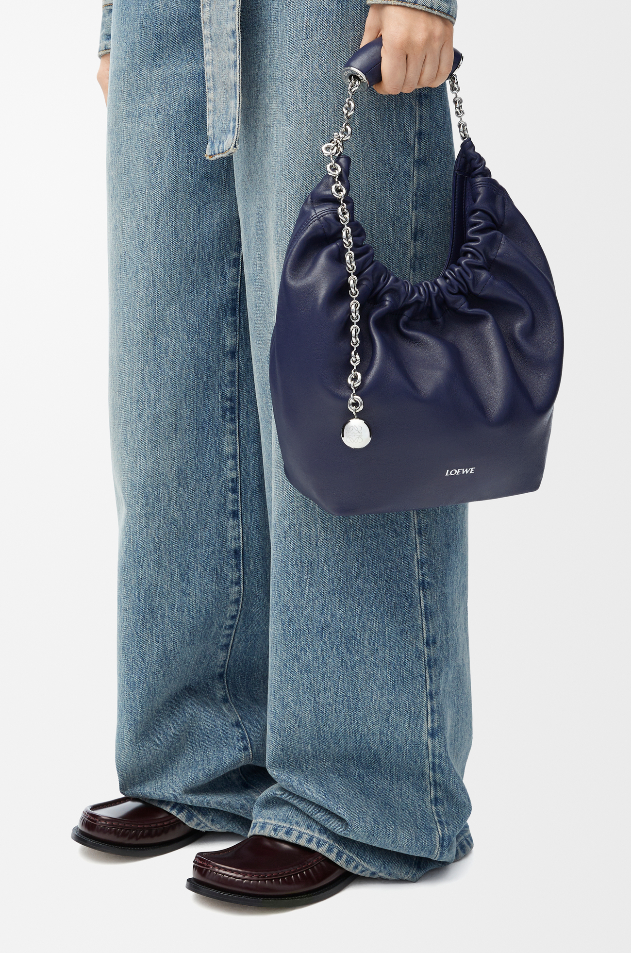 LOEWE Bolso Squeeze pequeño en piel napa de cordero Azul Abismo