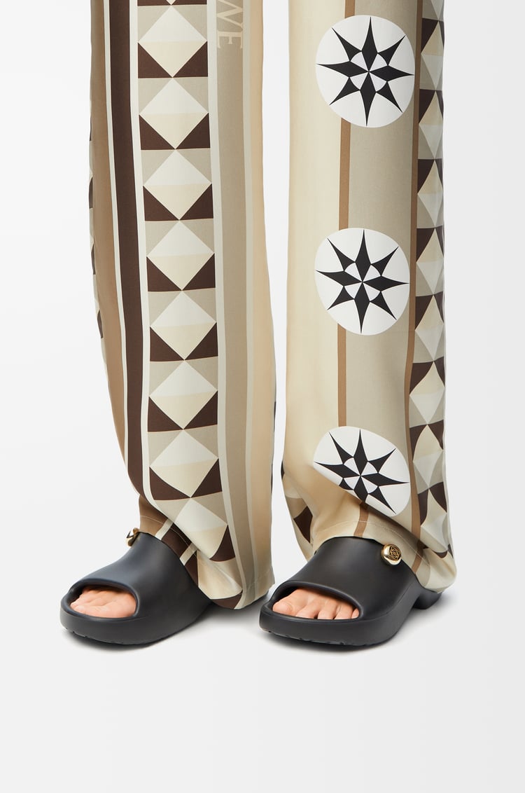 LOEWE Sandalia Foam Pebble Negro/Dorado