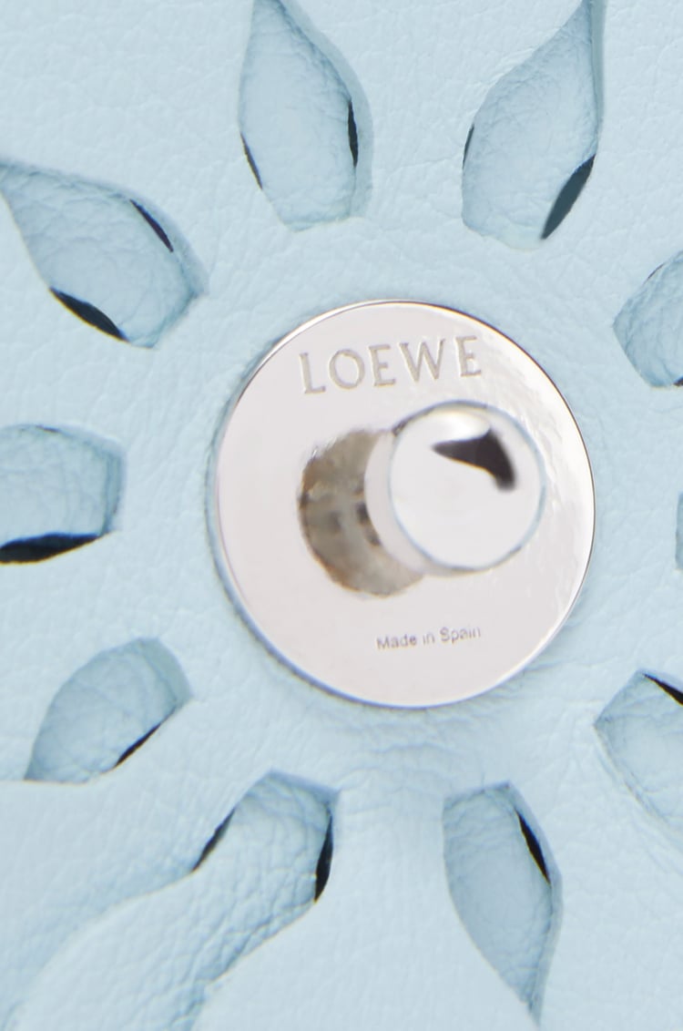 LOEWE Flor en piel de ternera con tachuelas Azul Cristal