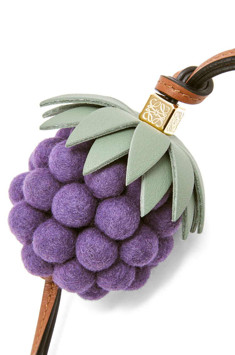 LOEWE Charm de uva en fieltro y piel de ternera Violeta Oscuro pdp_rd