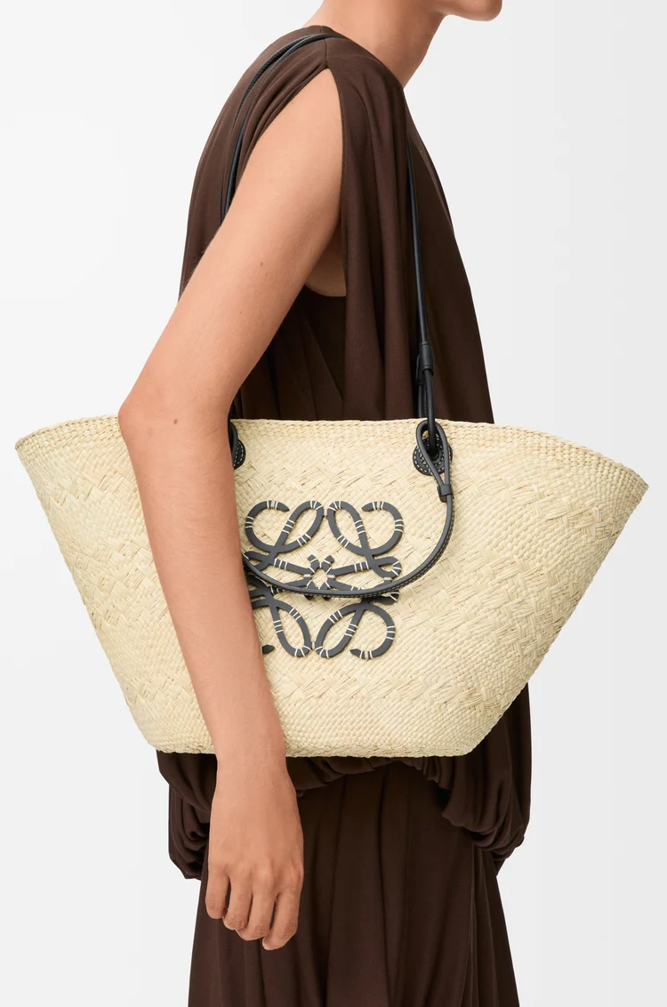 LOEWE Bolso capazo Anagram mediano en palma de iraca y piel de ternera Natural/Negro