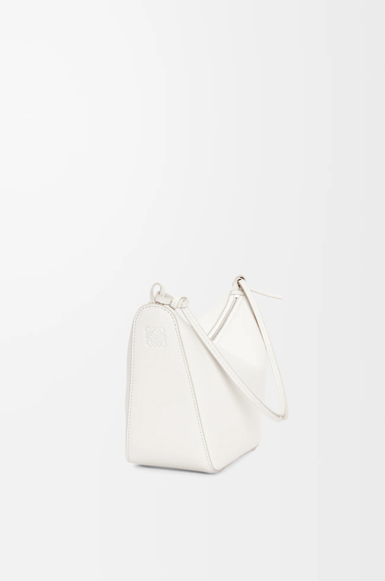 LOEWE Mini Hammock hobo in classic calfskin Soft White
