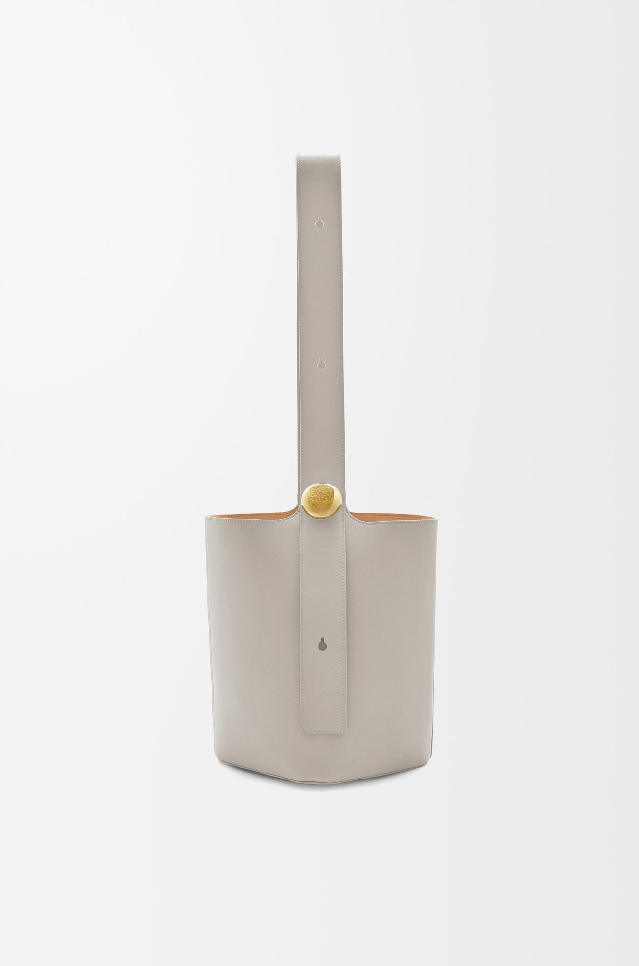 LOEWE 中型平滑小牛皮 Pebble 水桶包 貝殼灰