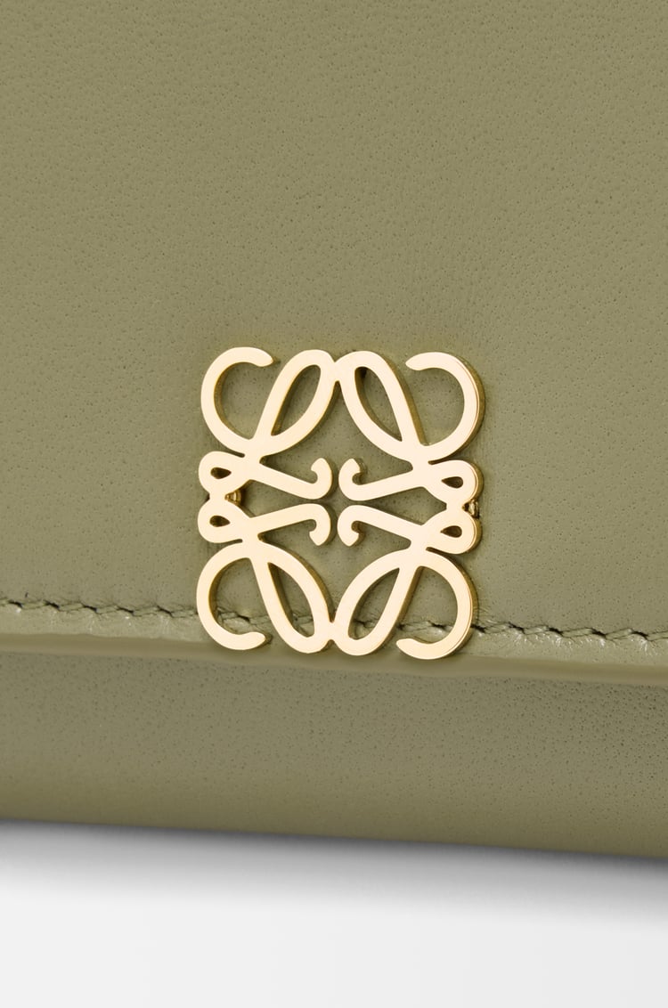 LOEWE 亮面納帕小牛皮 Puffer Anagram 小型直式錢包 尤加利綠