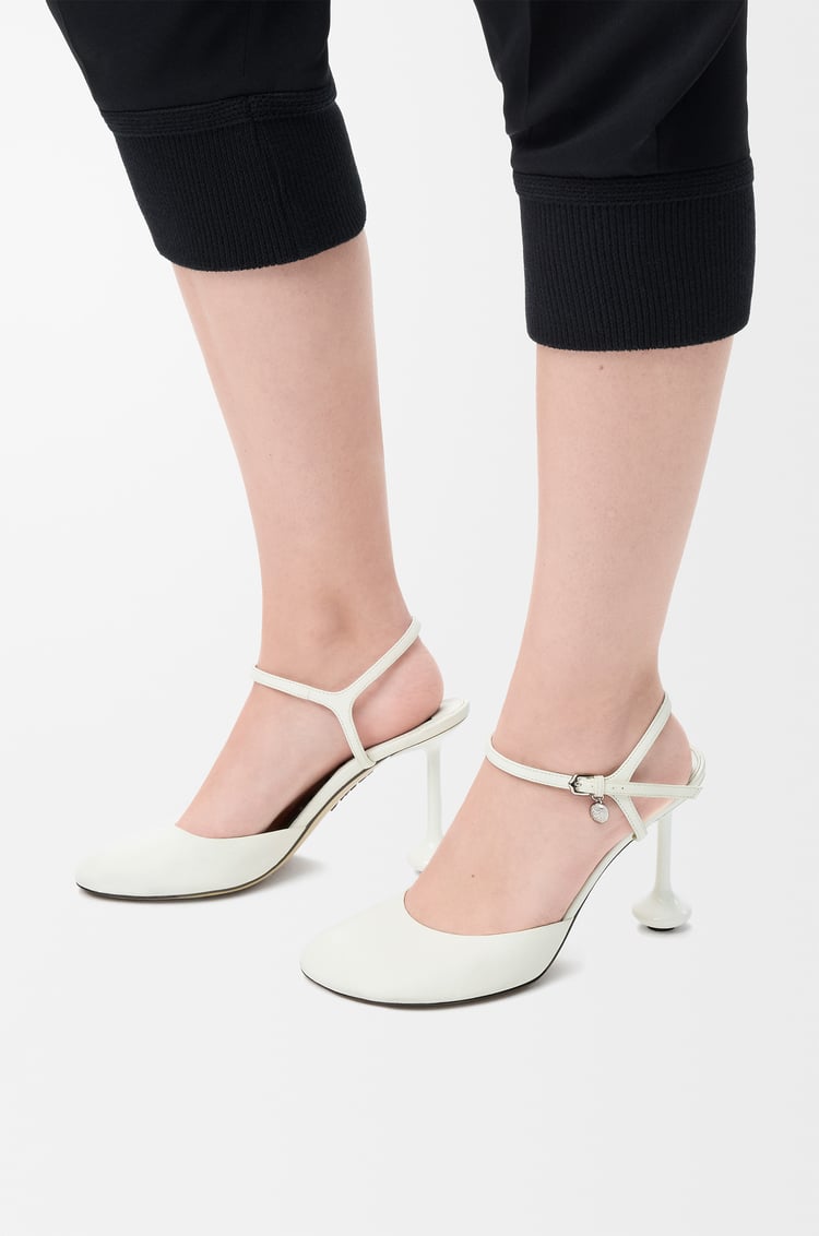 LOEWE Zapato de salón con tira en el tobillo en piel de cordero Blanco Anthurium