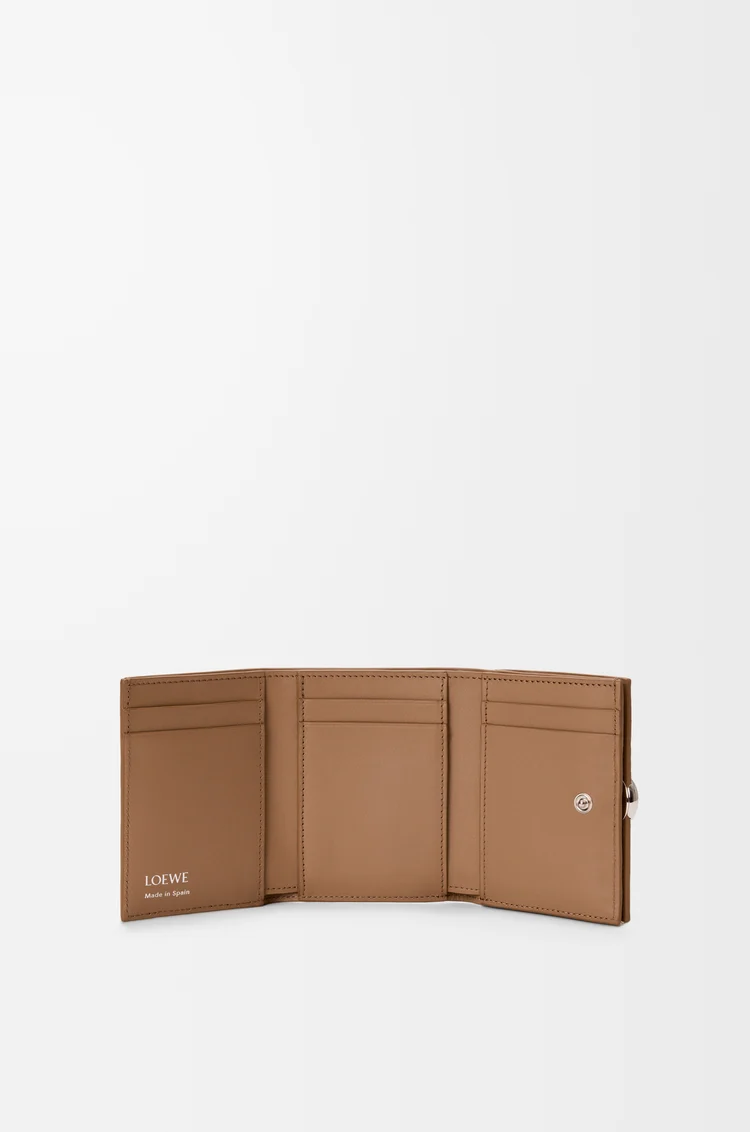LOEWE Cartera con tres pliegues Pebble en piel de ternera graneada Moca
