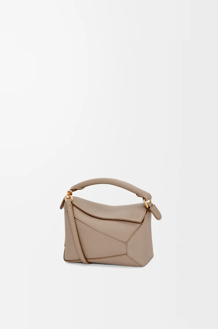 LOEWE Minibolso Puzzle Edge en suave piel de ternera graneada Arena