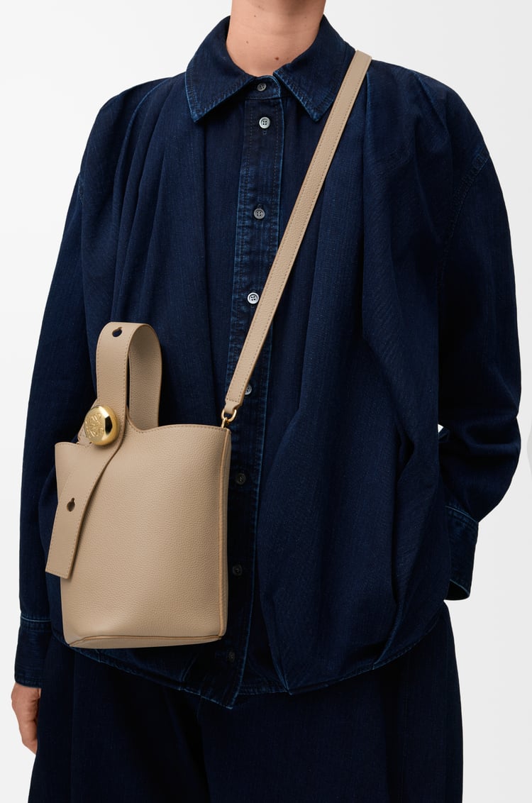 LOEWE Mini Pebble Bucket Bag aus weichem, genarbtem Kalbsleder Sandfarben