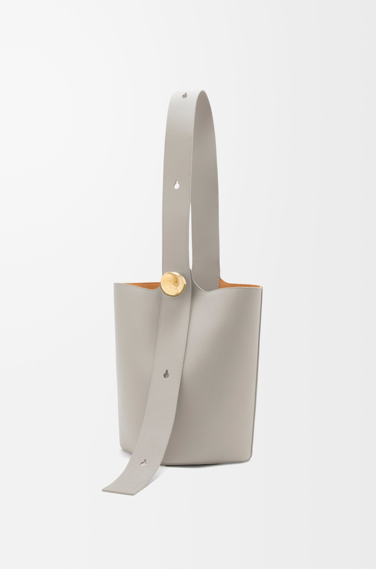 LOEWE 中型平滑小牛皮 Pebble 水桶包 貝殼灰