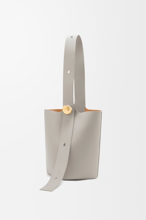LOEWE 中型平滑小牛皮 Pebble 水桶包 貝殼灰 plp_rd