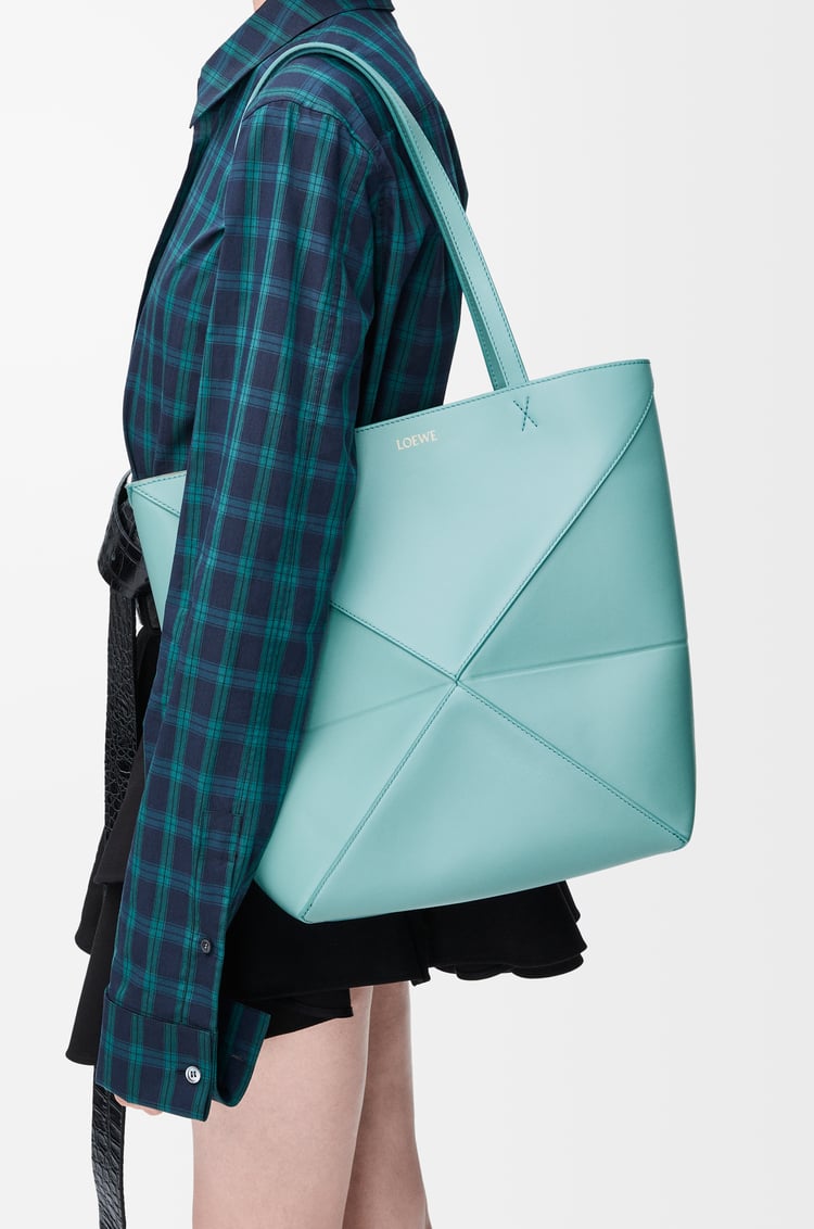LOEWE Bolso Puzzle Fold tote mediano en piel de ternera Agua