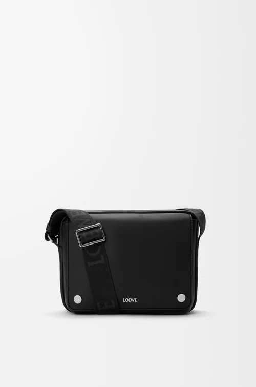 LOEWE Bolso Pebble messenger mediano en piel de ternera Negro