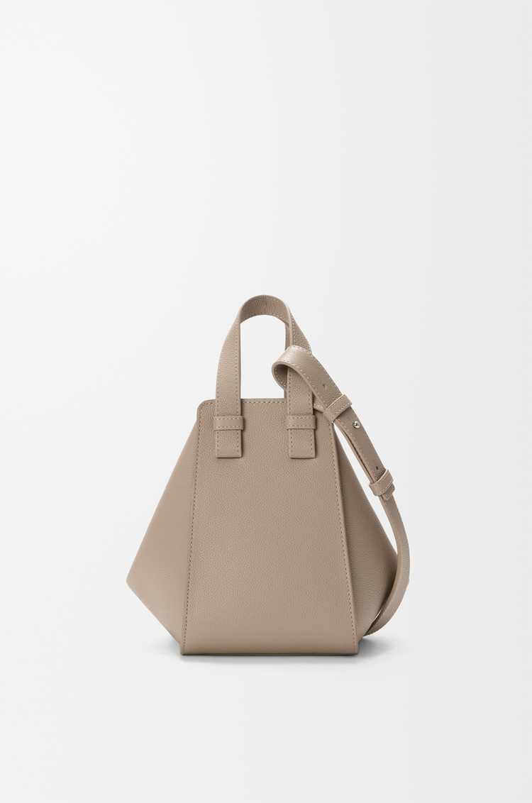 LOEWE ハンモックバッグ コンパクト（ソフトグレインカーフ） クレイ
