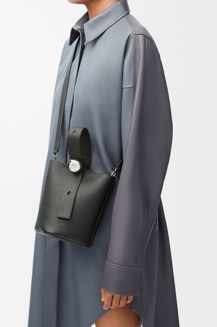 LOEWE ぺブル バケットバッグ ミニ（ソフトグレインカーフ） ブラック