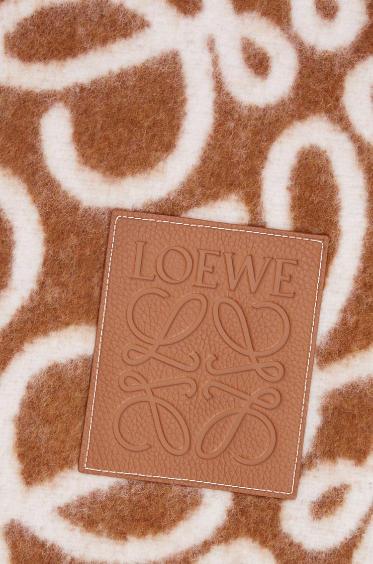 LOEWE Manta Anagram en alpaca y lana Marrón/Blanco