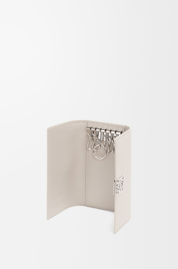LOEWE Llavero Anagram en piel de ternera Gris Claro