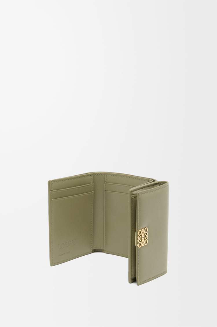 LOEWE パファー アナグラム トライフォールド ウォレット（シャイニーナパカーフ） ユーカリグリーン