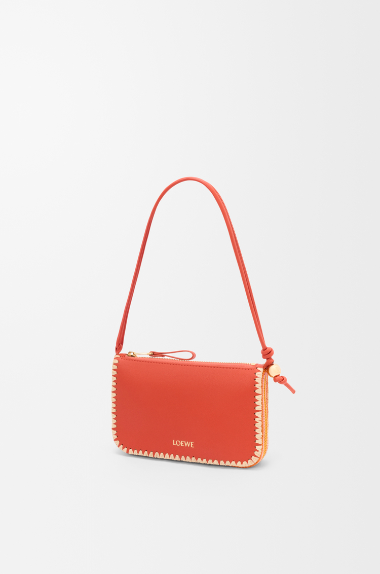 LOEWE 经典牛皮革和拉菲草 Rio 手拿包 深红色